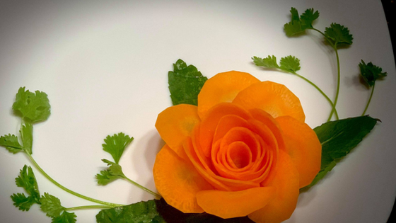 Cách tỉa cà rốt thành hoa hồng đẹp mắt cho bữa ăn 8-3