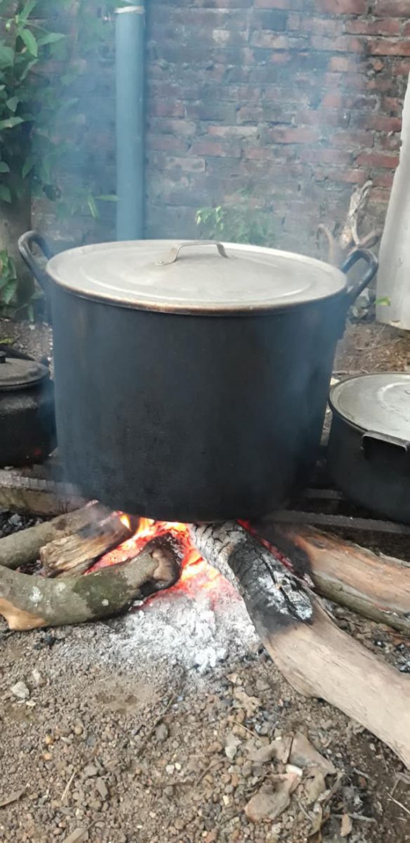 Nhấn để xem ảnh chất lượng hơn Luộc bánh Chưng - Nguồn ảnh: Nắng Mới Yêu Thương
