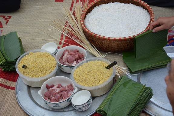 Nhấn để xem ảnh chất lượng hơn Hướng dẫn cách gói bánh Chưng