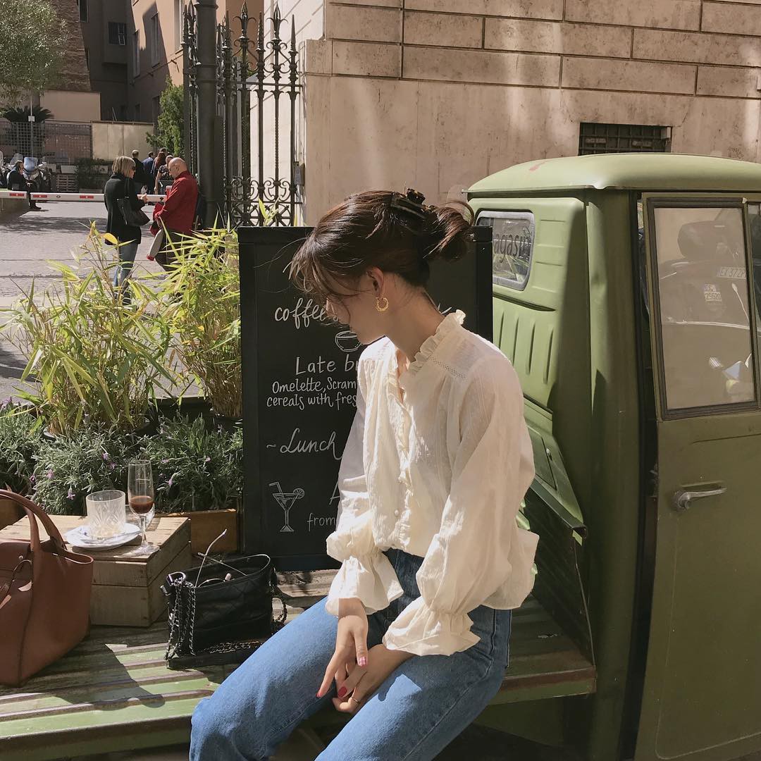 Nhấn để xem ảnh chất lượng hơn Áo blouse với quần jean ống sát hoặc ống rộng