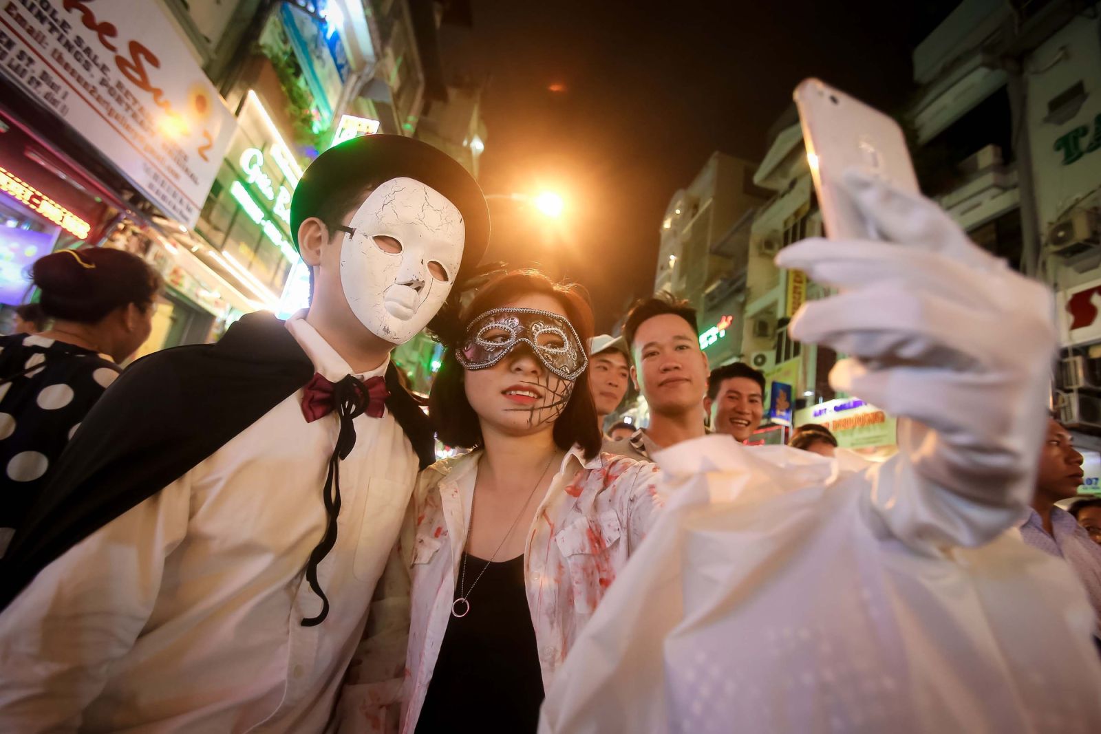 Nhấn để xem ảnh chất lượng hơn Cách chọn trang phục Halloween
