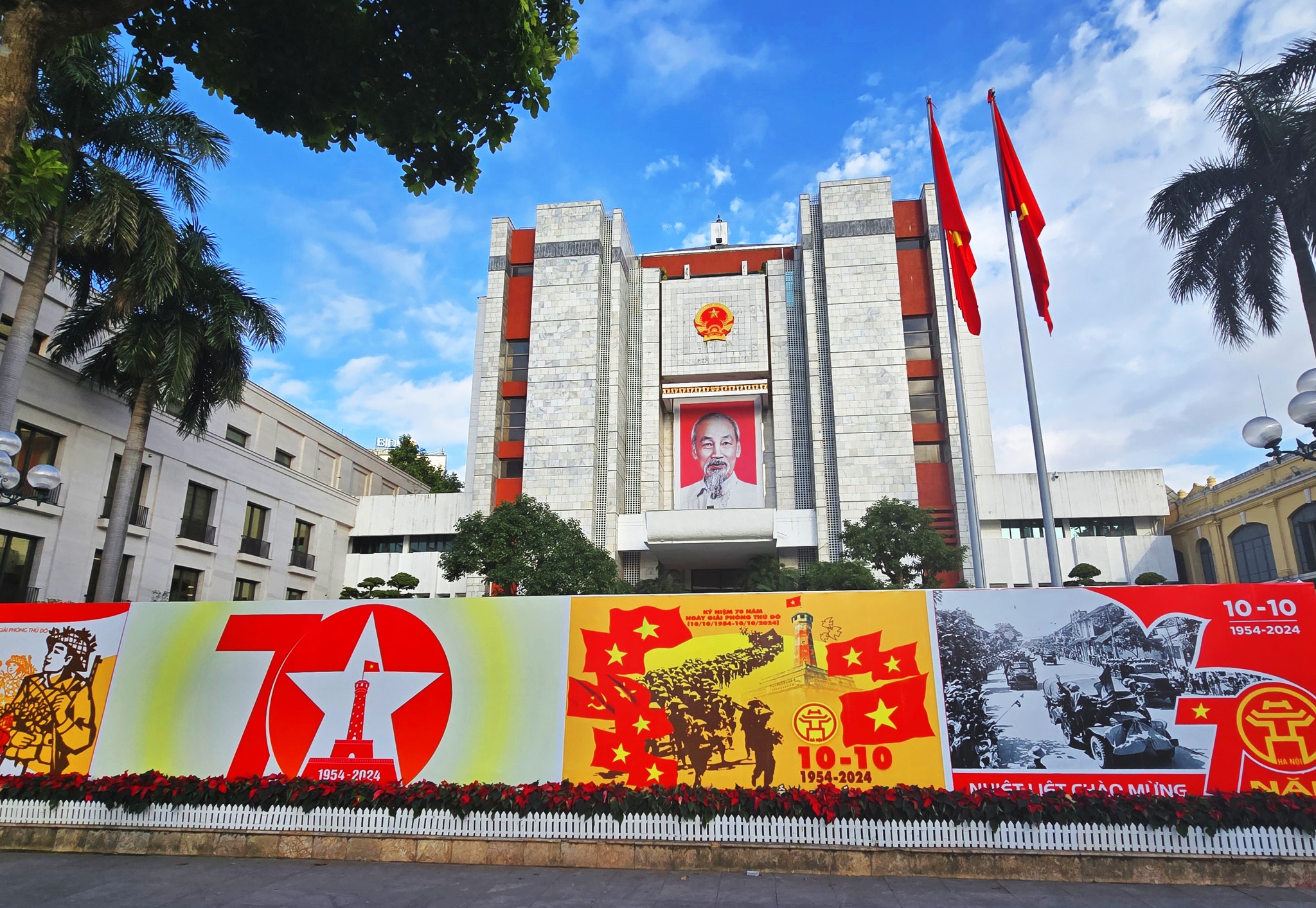 Không khí tưng bừng chào mừng kỷ niệm 70 năm Giải phóng thủ đô Hà Nội 