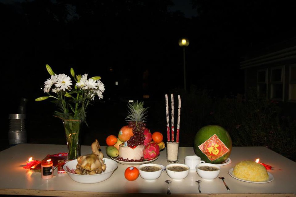 Mâm cỗ cúng Giao thừa ngoài trời