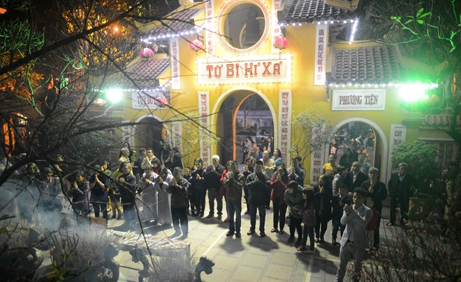 Đi lễ đền, chùa đêm Giao thừa