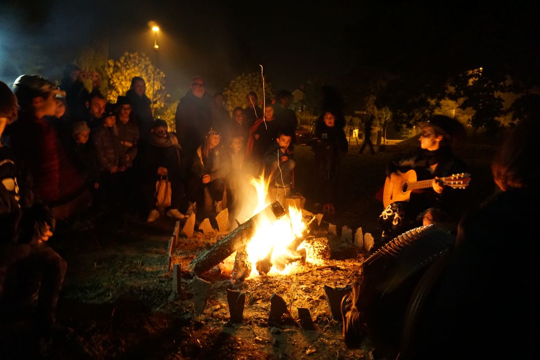 Nhấn để xem ảnh chất lượng hơn Halloween