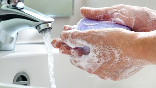 Rửa tay thường xuyên bằng xà phòng 