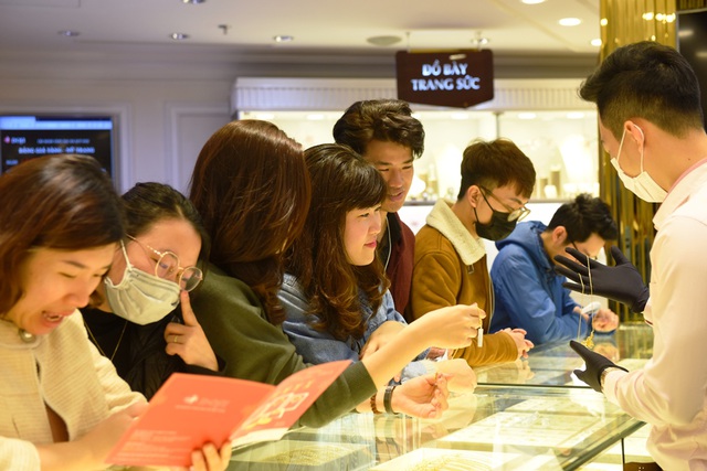 Tại một số đại lý của Doji, PNJ, Bảo Tín Minh Châu, khách hàng mua vàng hầu hết đeo khẩu trang phòng dịch