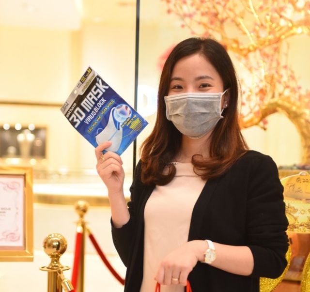 Khách hàng được tặng kèm khẩu trang khi mua vàng