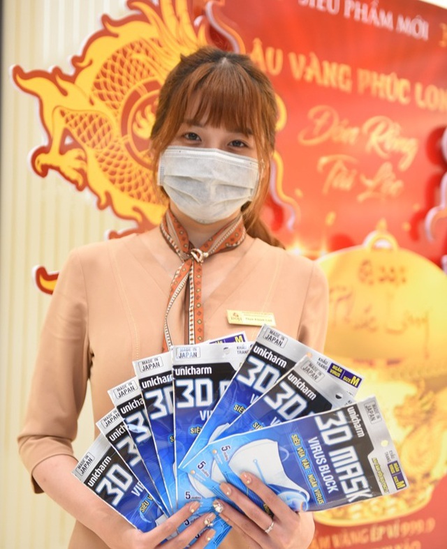 Doanh nghiệp vàng tặng khẩu trang miễn phí cho khách mua vàng