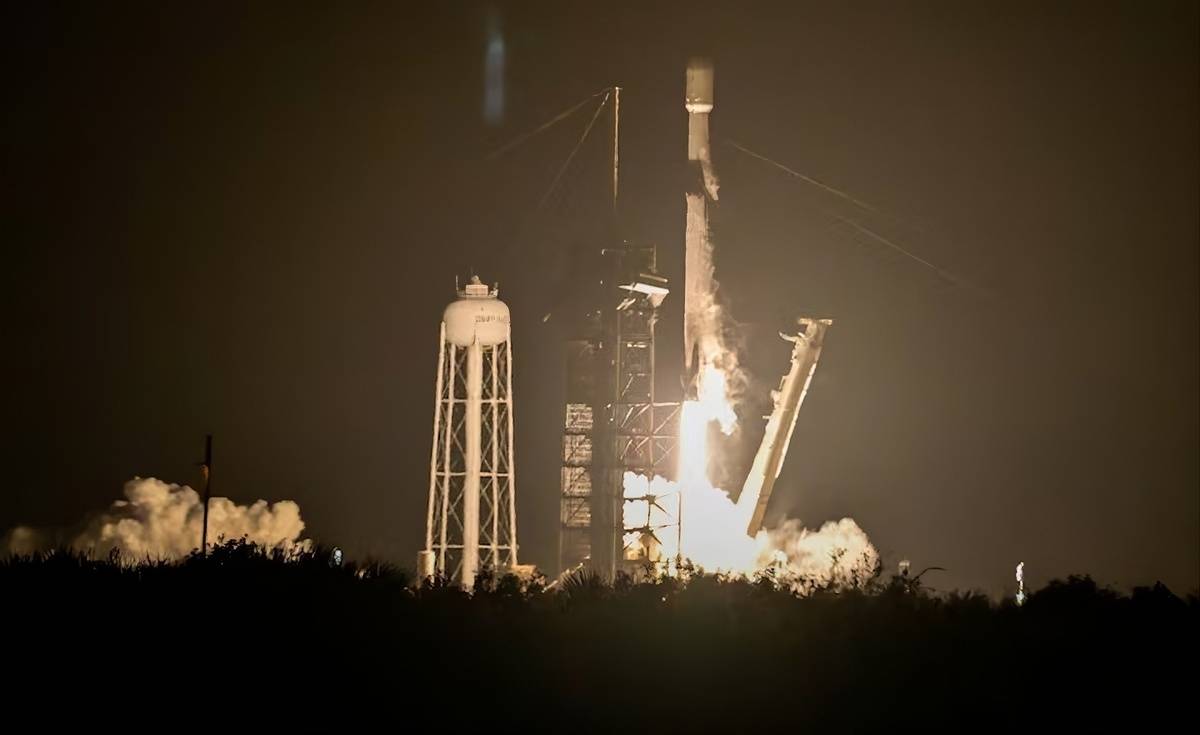 Falcon 9 đâm vào Mặt Trăng
