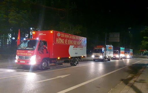 Đoàn xe chở hàng cứu trợ miền Trung 