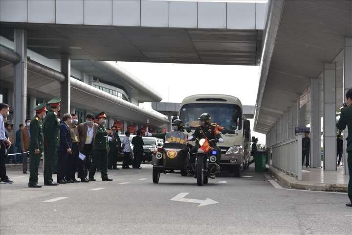 Nhấn để xem ảnh chất lượng hơn Việt Nam đón người trở về từ vùng dịch