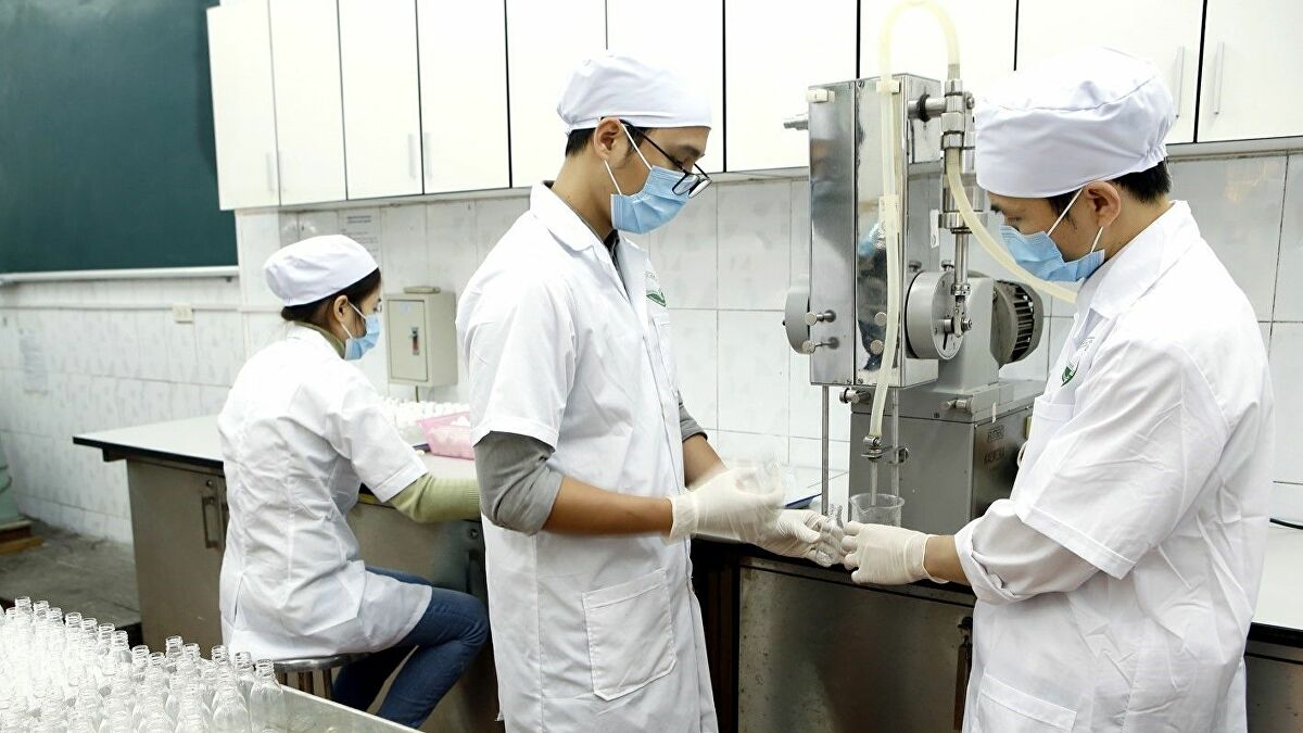 Nhấn để xem ảnh chất lượng hơn Bác sĩ xét nghiệm Corona