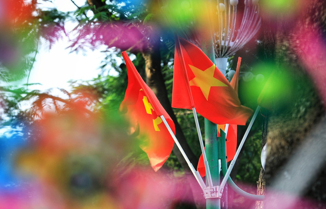 Nhấn để xem ảnh chất lượng hơn Quốc khánh ngập đường cờ hoa