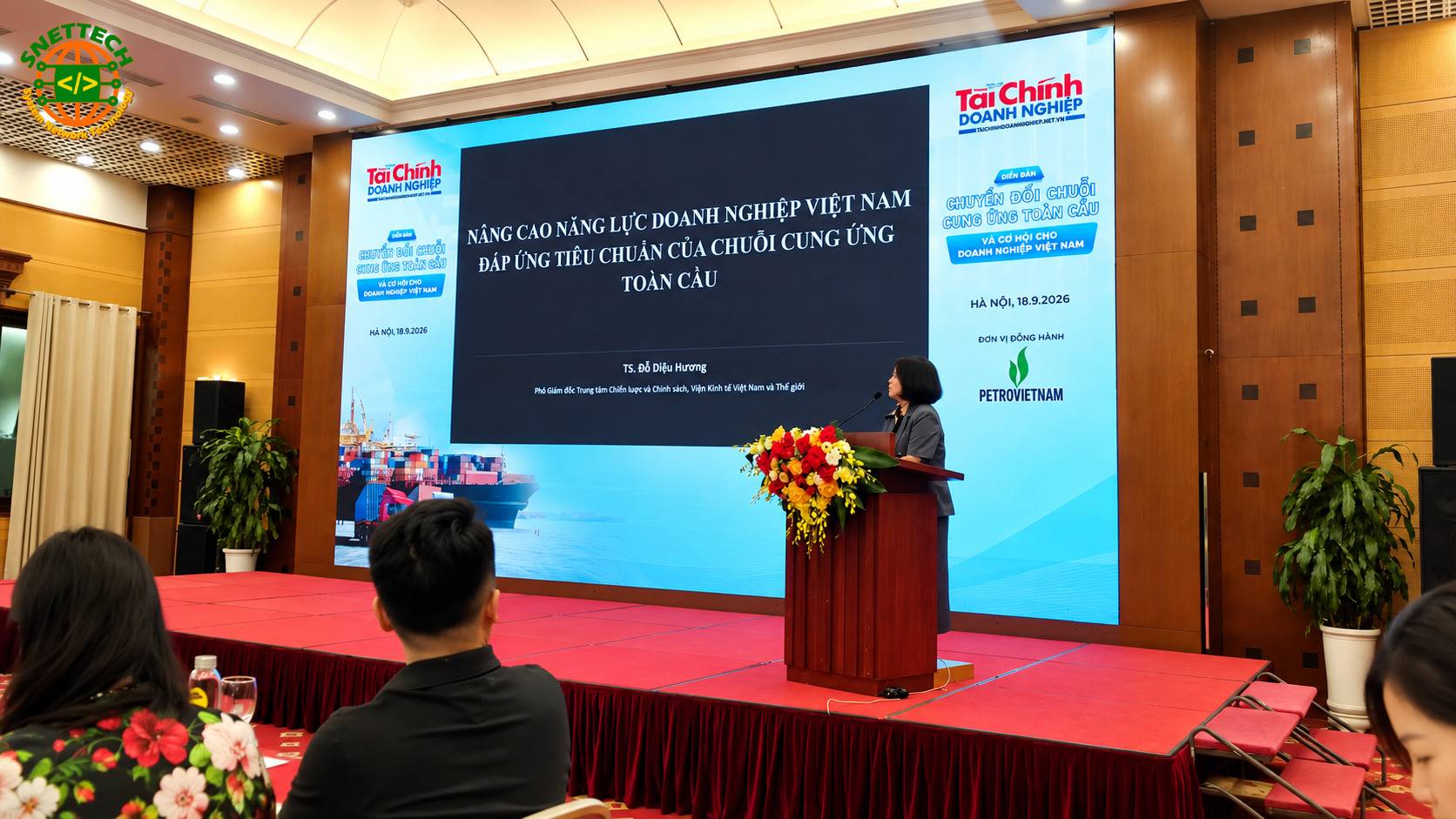 Các tiến sĩ và chuyên gia đầu ngành trình bày những bài phát biểu tâm huyết về xu hướng dịch chuyển chuỗi cung ứng tại diễn đàn (Ảnh: Snettech)
