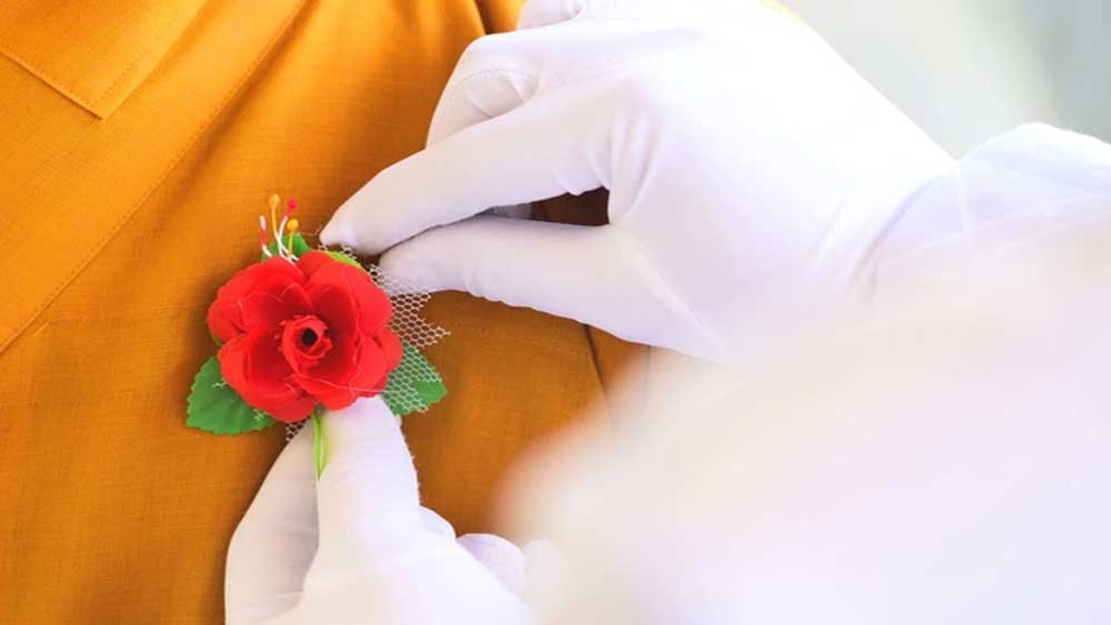 Bông hồng đỏ cho những ai còn cha mẹ