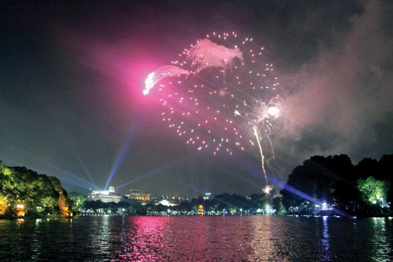 Nhấn để xem ảnh chất lượng hơn Khoảnh khắc thiêng liêng chào đón Năm Mới