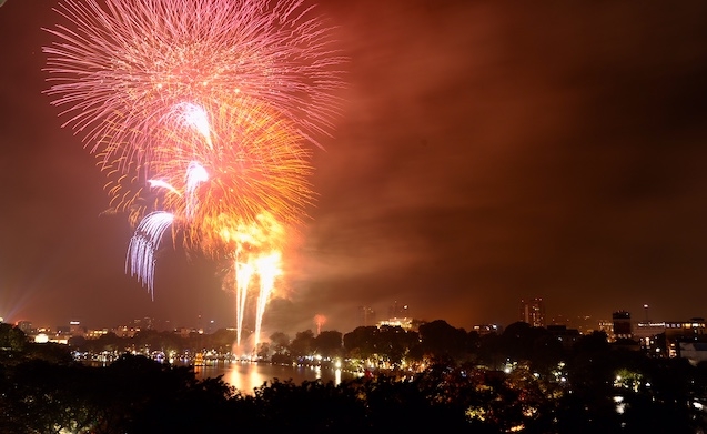 Nhấn để xem ảnh chất lượng hơn Khoảnh khắc giao thừa thiêng liêng