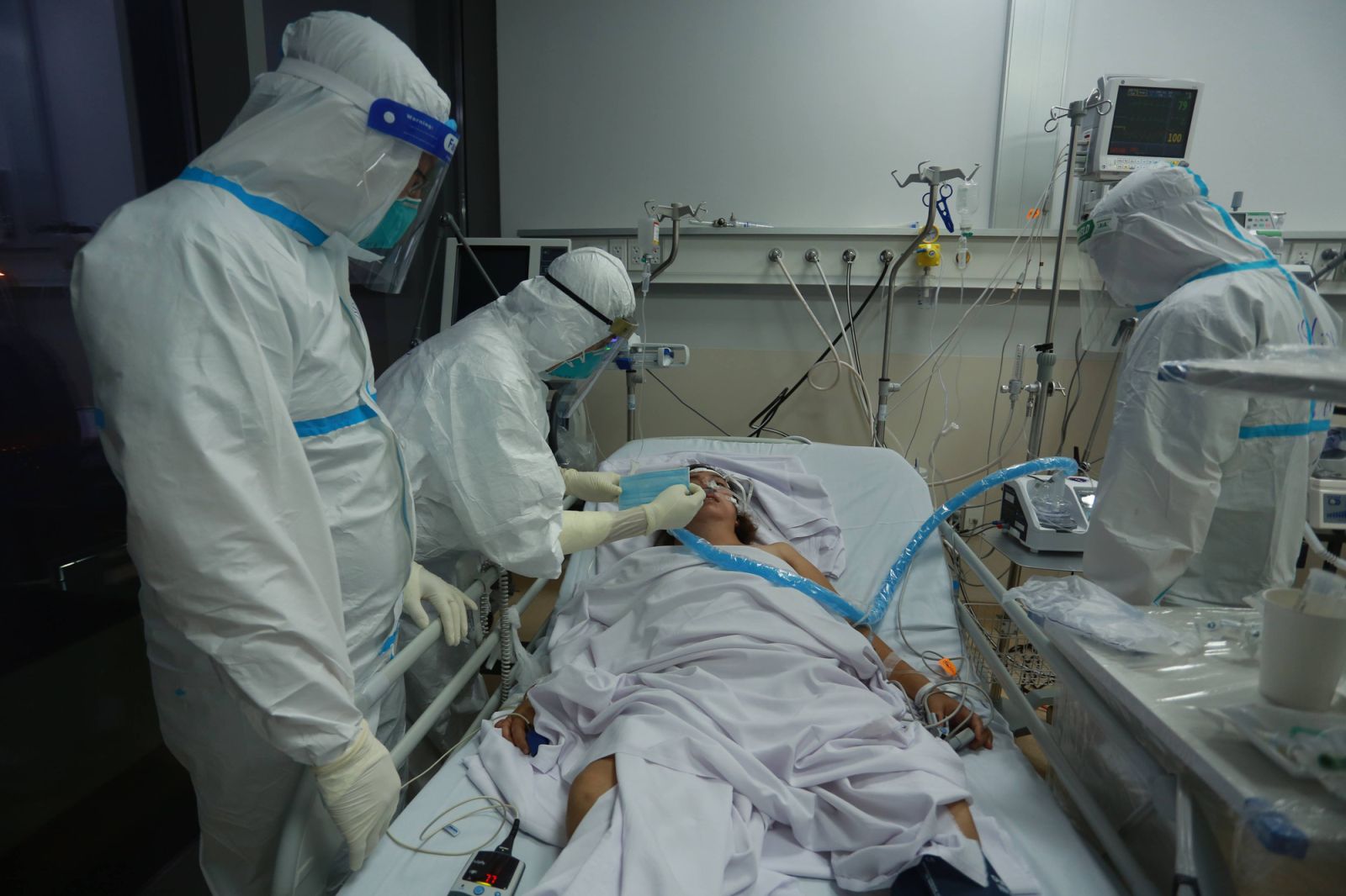 Nhấn để xem ảnh chất lượng hơn Hy sinh thầm lặng nơi tuyến đầu của các y bác sĩ