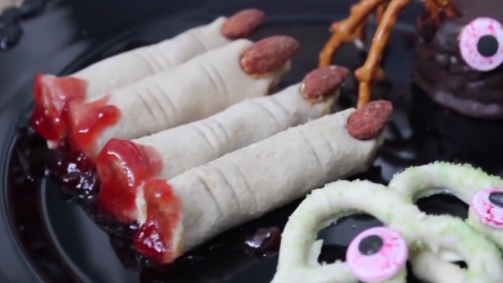 Ngón tay rớm màu làm từ bánh mì gối