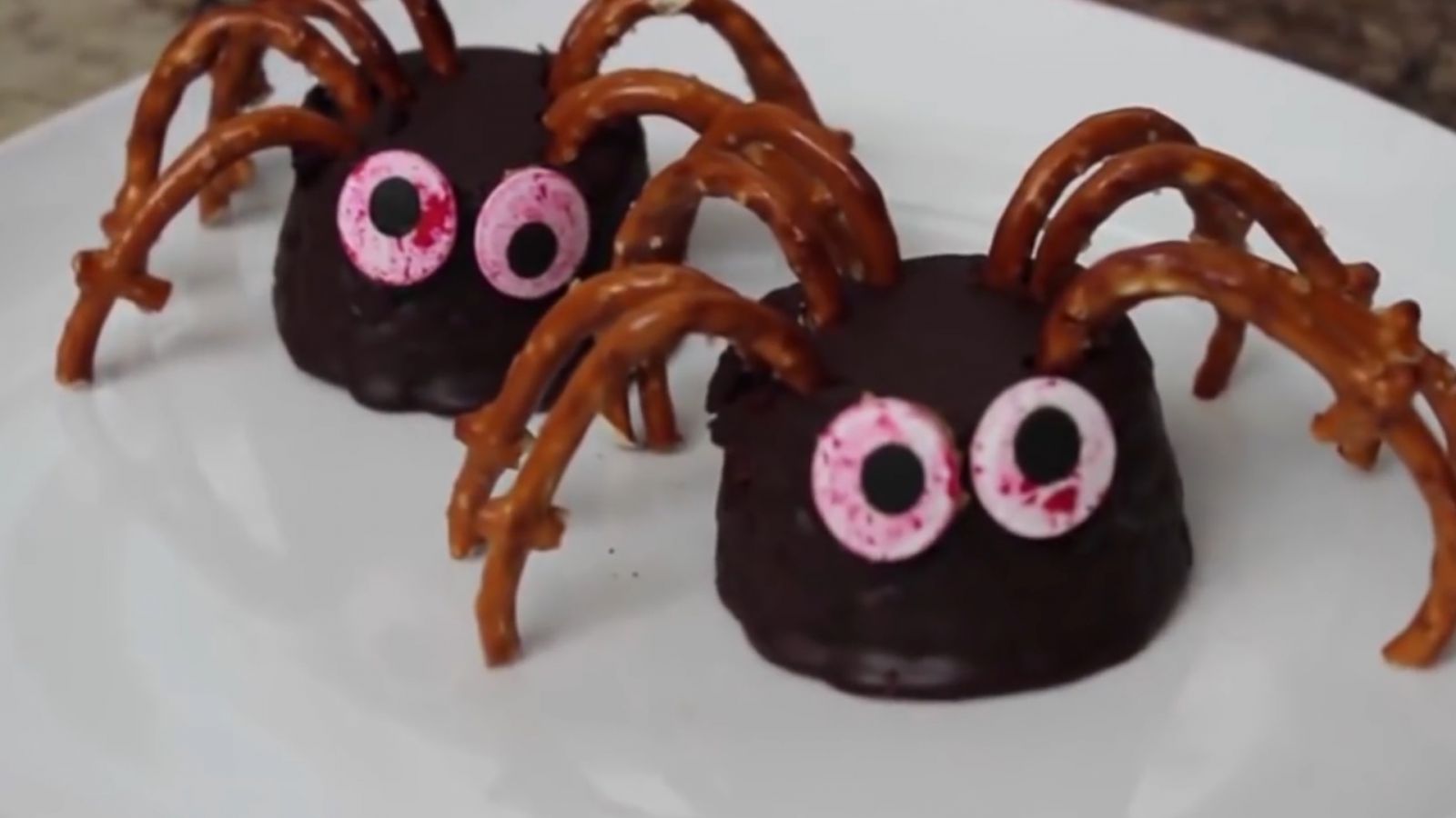 Con nhện với những chiếc chân khổng lồ bằng bánh sô cô la