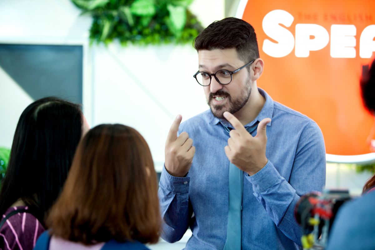 Nhấn để xem ảnh chất lượng hơn Câu chuyện 2- Ông lão Sài Gòn giỏi tiếng Anh