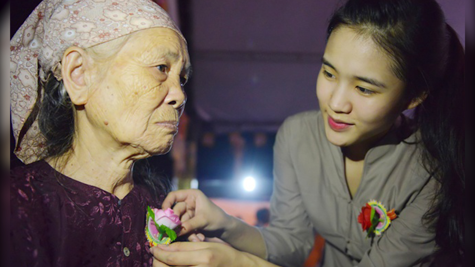 Bông hồng cài áo và tình mẹ 