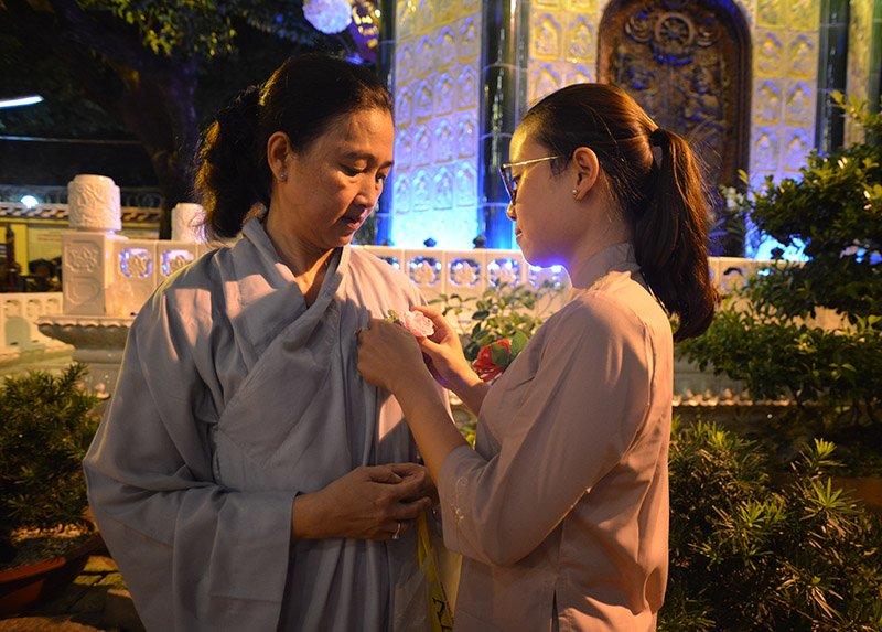 Tình mẹ và ý nghĩa bông hồng cài áo 